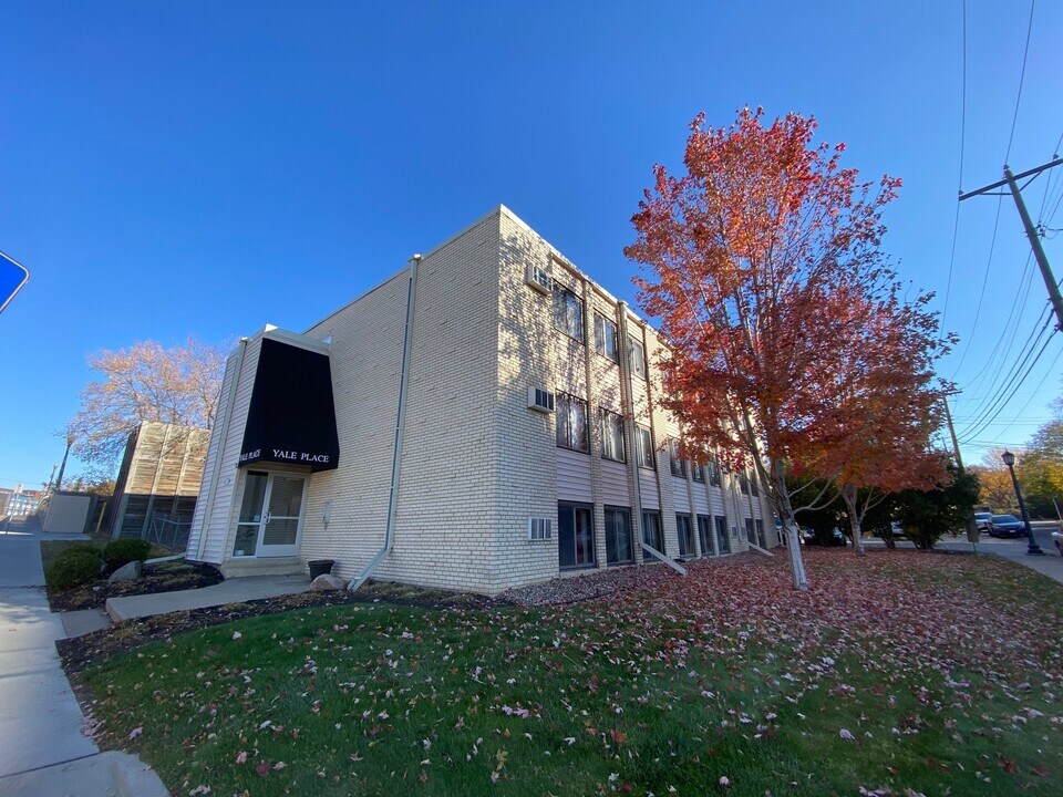 Yale Place in Minneapolis, MN - Building Photo