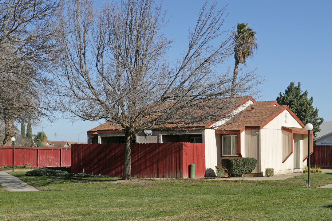 Mendota Gardens Apartments in Mendota, CA - Building Photo