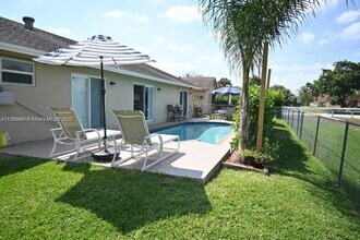 9349 NW 47th St in Sunrise, FL - Building Photo - Building Photo