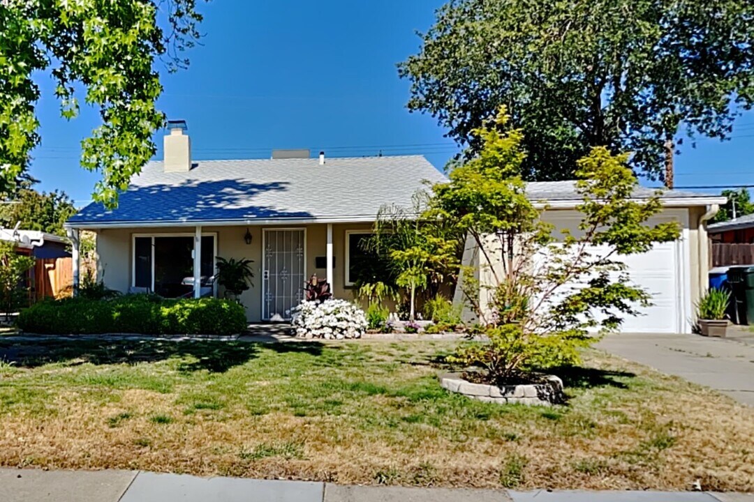 4906 Ortega St in Sacramento, CA - Building Photo