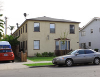 2360 Cedar Ave in Long Beach, CA - Foto de edificio - Building Photo