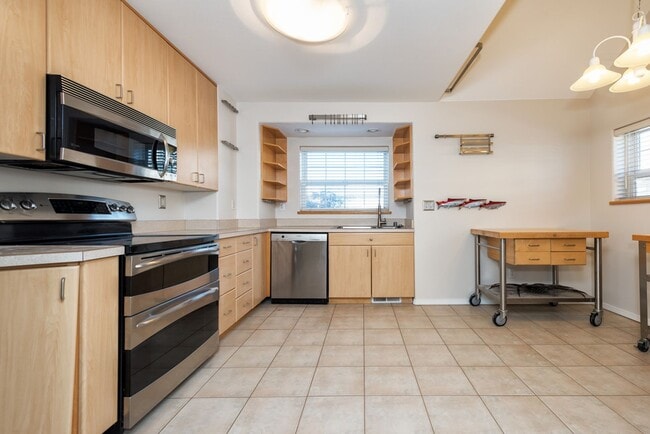 1229 W 6th Ave in Anchorage, AK - Building Photo - Building Photo