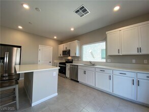 10246 Bloom Quick Ct in Las Vegas, NV - Foto de edificio - Building Photo