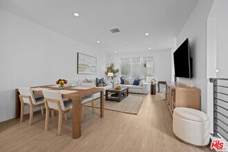 10827 W Riverton Ct in Los Angeles, CA - Building Photo - Building Photo