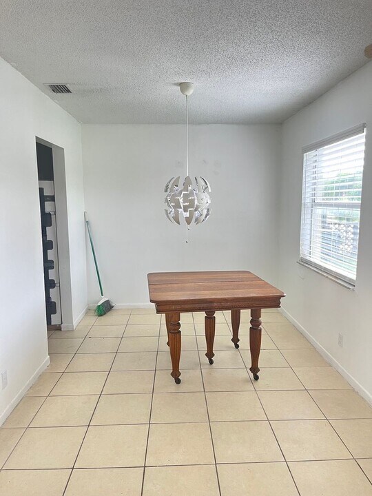 6040 N Dixie Hwy in Boca Raton, FL - Building Photo