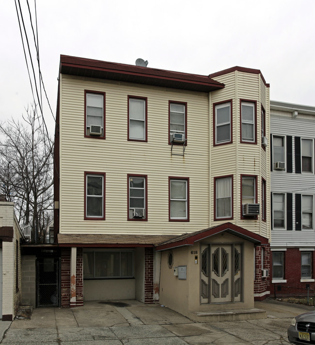 618 11th St in Union City, NJ - Foto de edificio - Building Photo