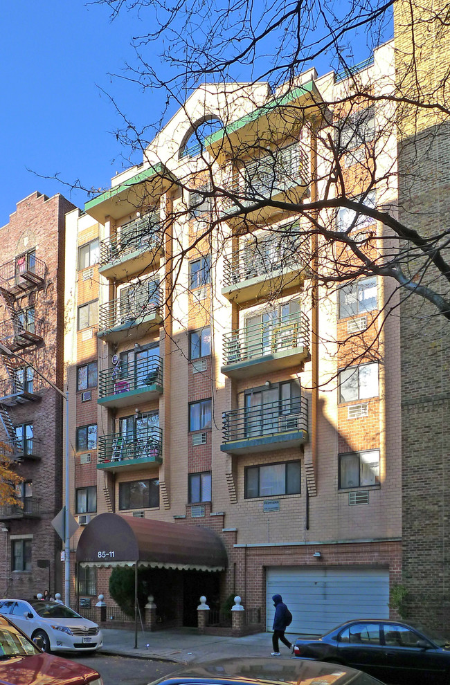 8511 Elmhurst Ave in Flushing, NY - Foto de edificio - Building Photo