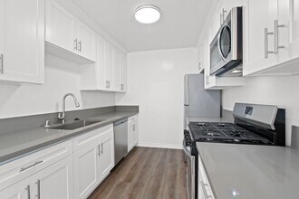 918 11th St in Santa Monica, CA - Building Photo - Interior Photo