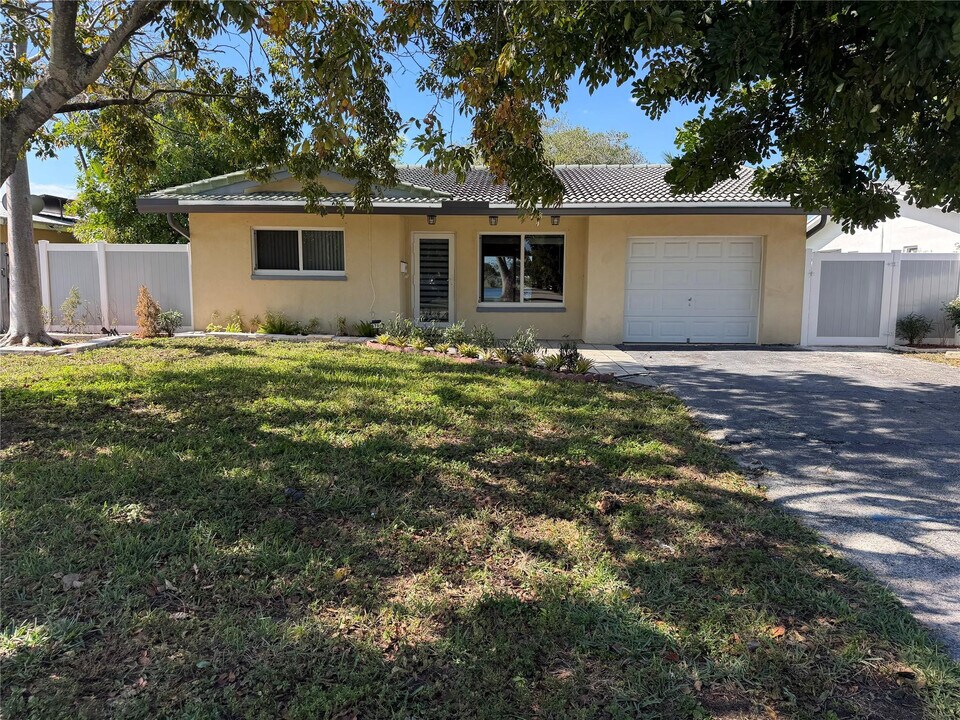 6791 NW 32nd Ave in Fort Lauderdale, FL - Building Photo