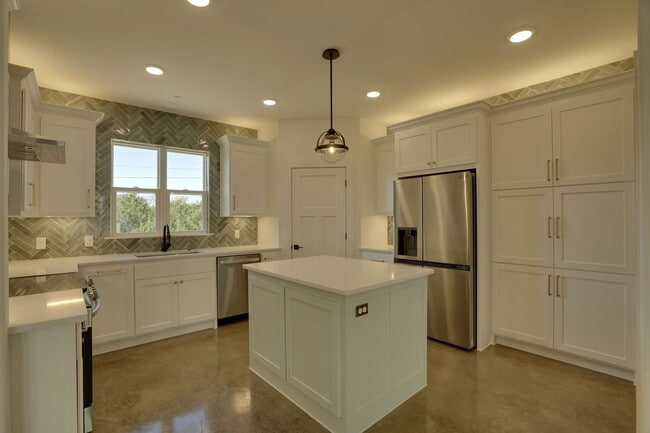 302 Red Bird Ln in Granbury, TX - Building Photo - Building Photo