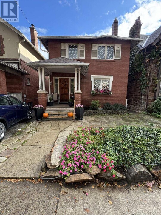 183 St Clair Ave E in Toronto, ON - Building Photo