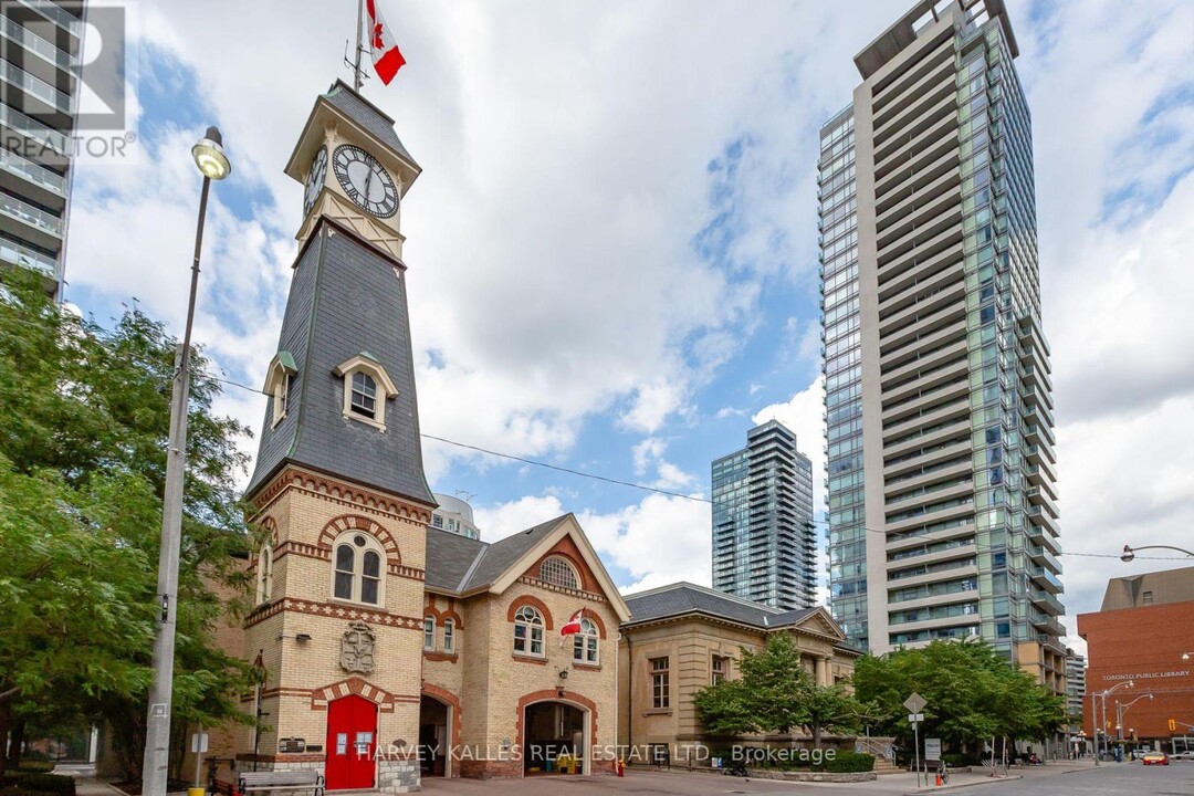 18-218 Yorkville Ave in Toronto, ON - Building Photo