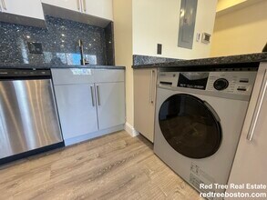 1028a Commonwealth Ave, Unit 405 in Boston, MA - Foto de edificio - Building Photo