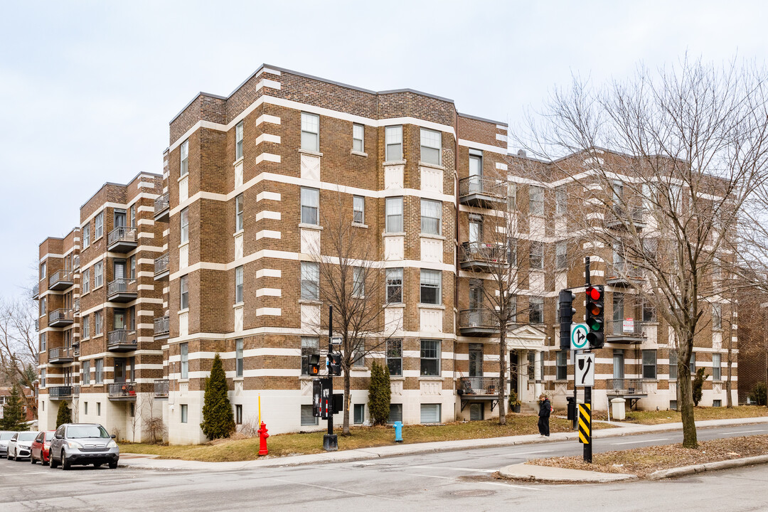 5549 Queen-Mary Ch in Montréal, QC - Building Photo