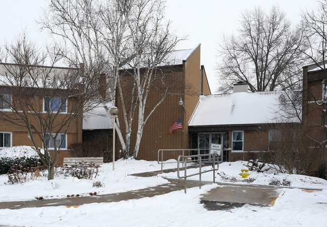 Menwa Apartments in Wadsworth, OH - Building Photo - Building Photo