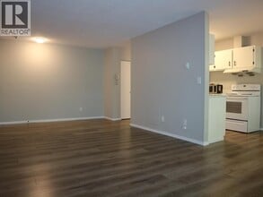 8060 Ryan Rd in Richmond, BC - Building Photo - Building Photo