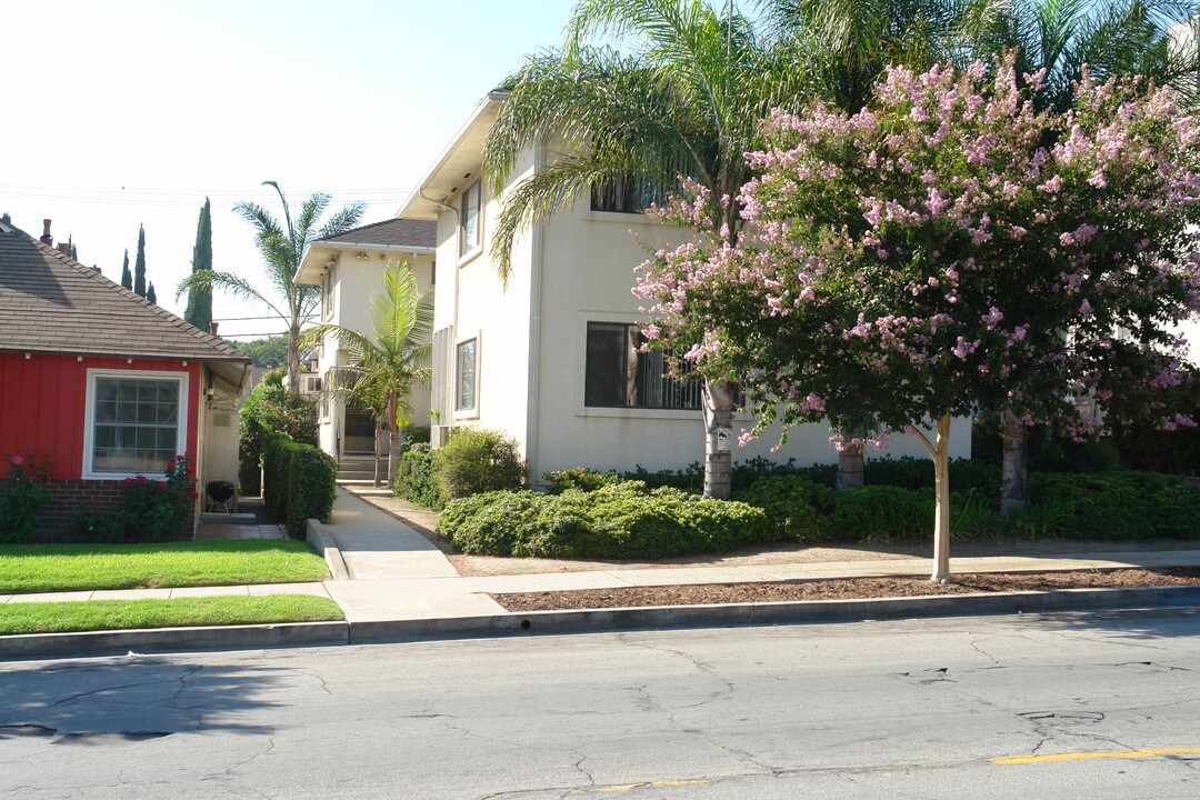 331 Delaware Rd in Burbank, CA - Building Photo