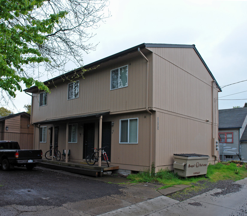 1585 Ferry Aly in Eugene, OR - Foto de edificio