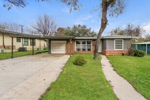531 Gilbert Ln in San Antonio, TX - Building Photo