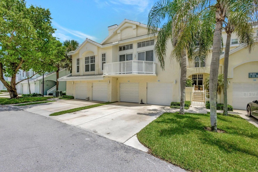 105 Mainsail Cir in Jupiter, FL - Building Photo