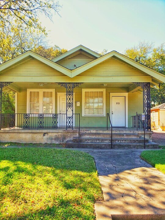 911-913 N Fitzhugh Ave in Dallas, TX - Building Photo
