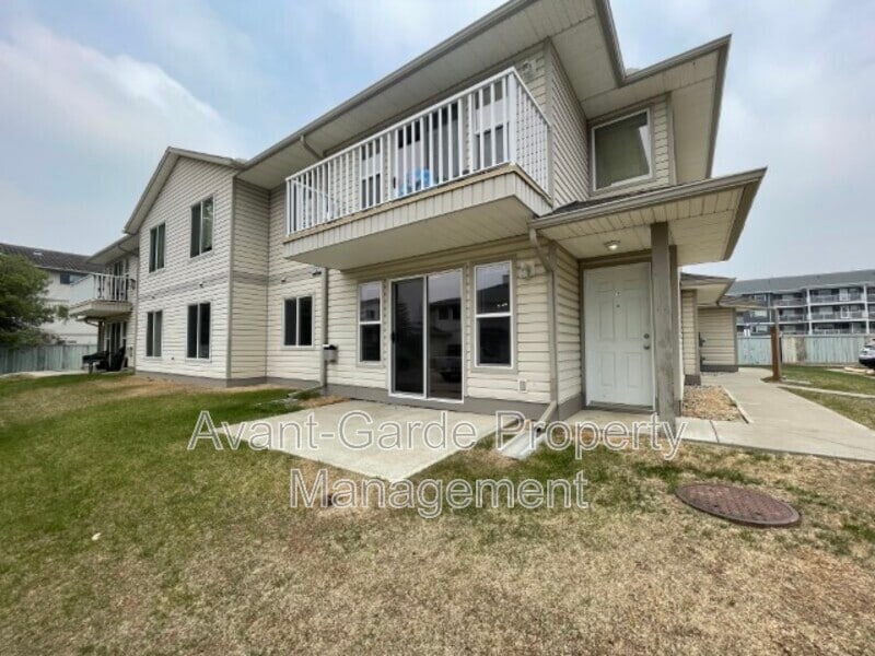 4405-44037 37 St in Stony Plain, AB - Building Photo