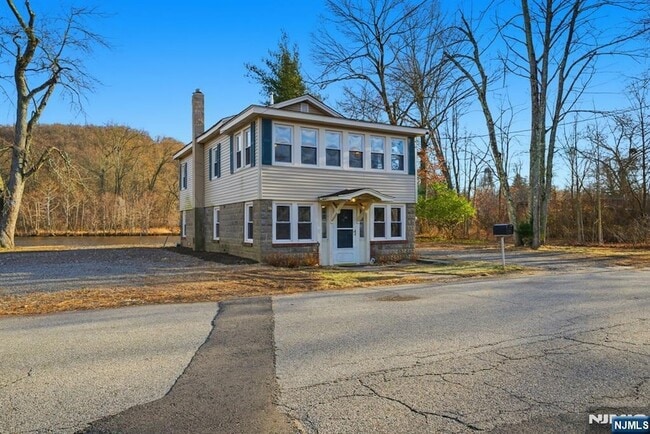 75 Lakeview Terrace in Oakland, NJ - Foto de edificio - Building Photo