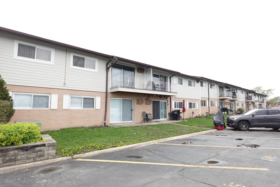 870 E Old Willow Rd in Prospect Heights, IL - Building Photo