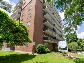 Mapleview Manor in Sarnia, ON - Building Photo - Building Photo