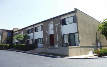 Villa Verde in San Diego, CA - Foto de edificio - Building Photo