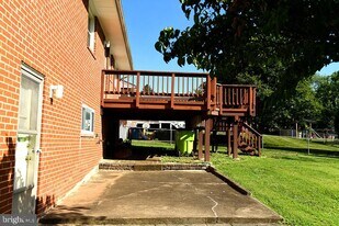 5232 Oldcastle Ln in Springfield, VA - Building Photo