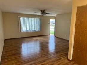 E1592 Raymond Dr in Waupaca, WI - Foto de edificio - Building Photo