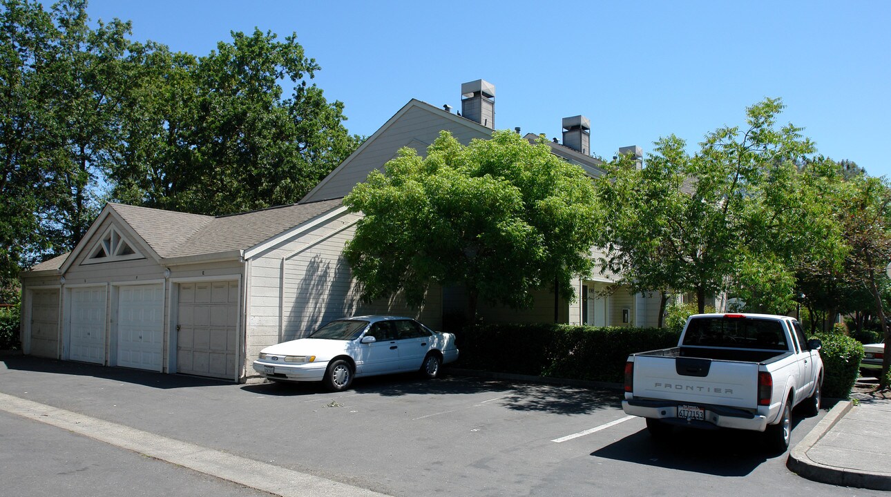 Oakcourt Apartments in Santa Rosa, CA - Building Photo