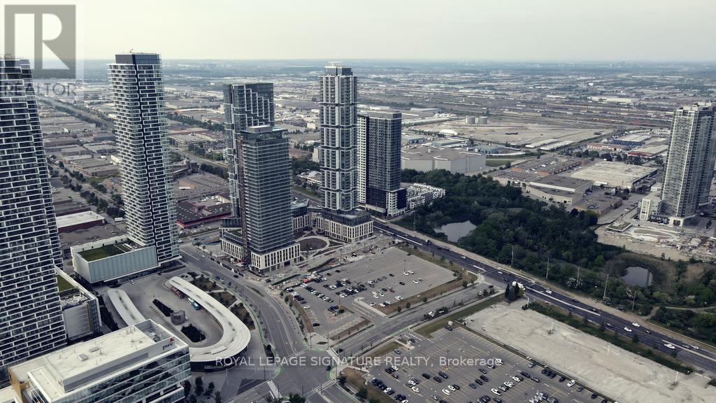 7890 Jane St in Vaughan, ON - Building Photo