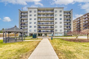 IMPERIAL TOWERS APARTMENTS in Niagara Falls, ON - Building Photo