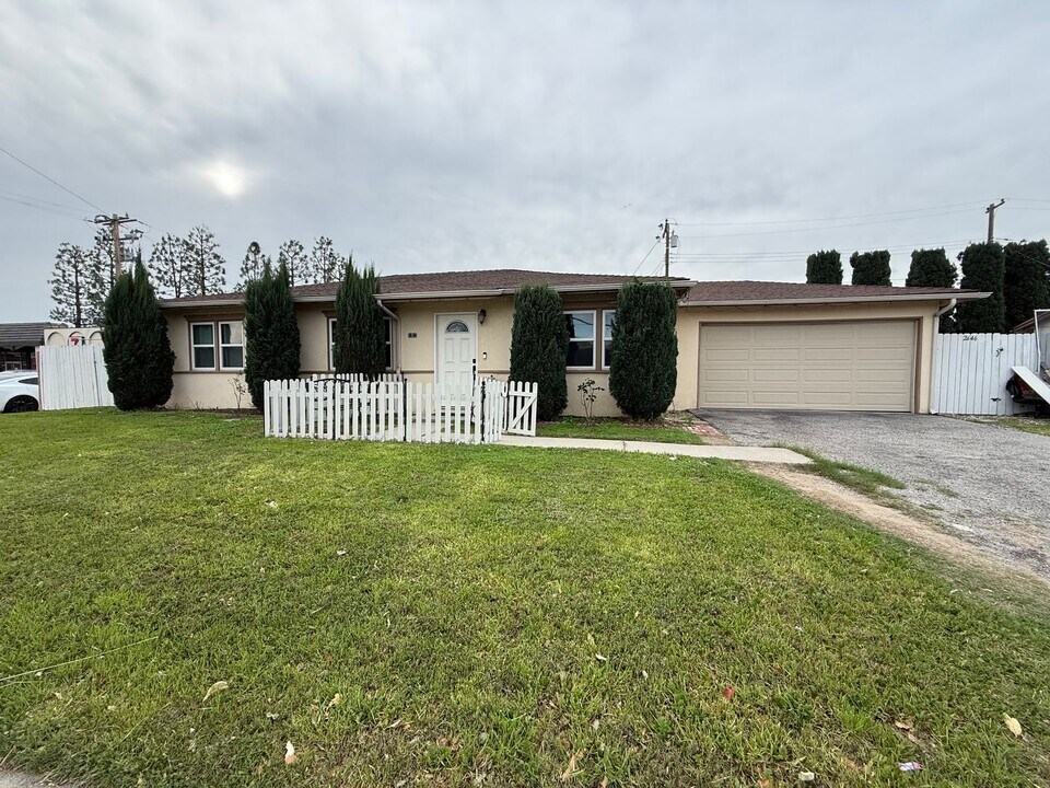 2646 Cochran St in Simi Valley, CA - Building Photo