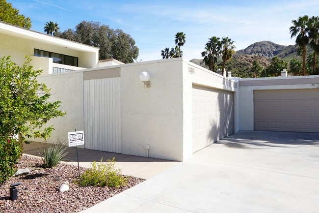 1460 Hillview Cove in Palm Springs, CA - Building Photo - Building Photo