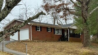 2510 Catherine St in Bristol, VA - Building Photo