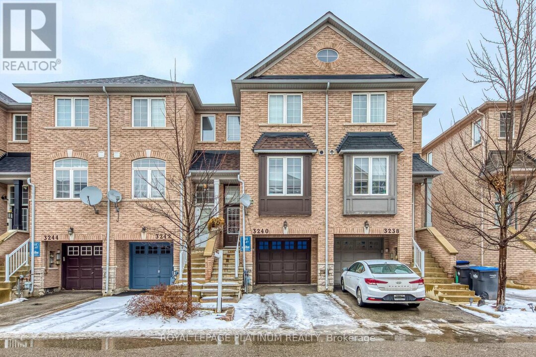 3240 Redpath Cir in Mississauga, ON - Building Photo