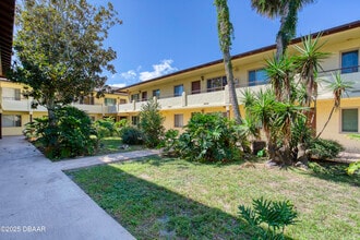 400 Oakridge Blvd in Daytona Beach, FL - Foto de edificio - Building Photo