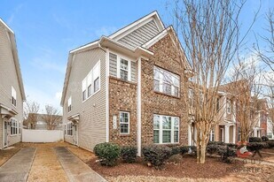 18442 W Catawba Ave in Cornelius, NC - Building Photo