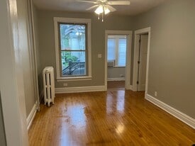 132 Circle Ave, Unit 1R in Forest Park, IL - Building Photo