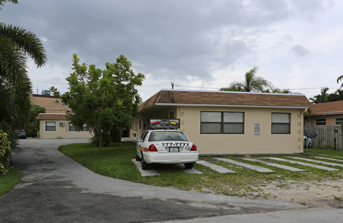 1324 Holly Heights Dr in Fort Lauderdale, FL - Foto de edificio