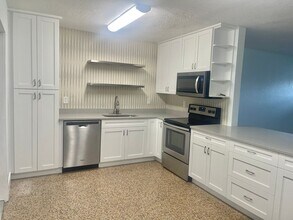 521 Fairfax Ln in Apollo Beach, FL - Foto de edificio - Building Photo