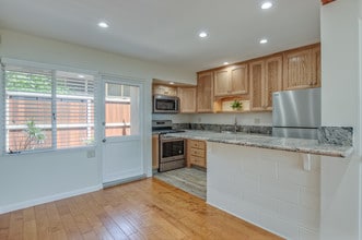 281 S Church Ln, Unit 281 in Los Angeles, CA - Building Photo - Building Photo