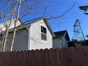 1964 Meade Ave in North Bend, OR - Building Photo - Building Photo