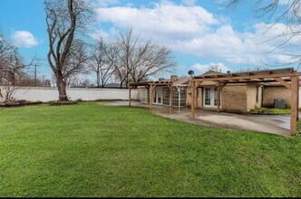 1906 N O'Connor Rd in Irving, TX - Foto de edificio - Building Photo