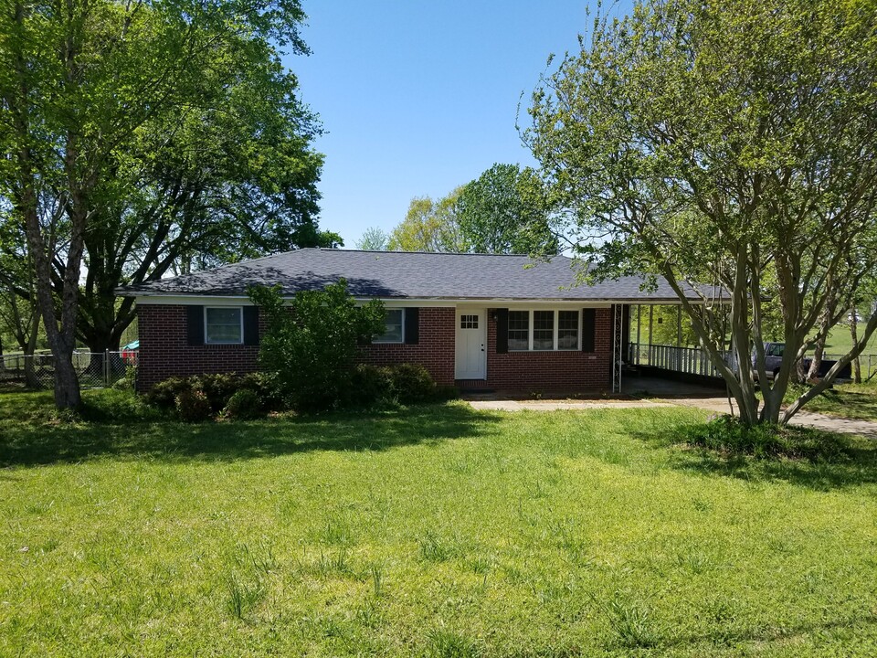 4045 Brookfield Dr in Seneca, SC - Building Photo