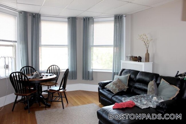 879 Beacon St in Boston, MA - Foto de edificio - Building Photo