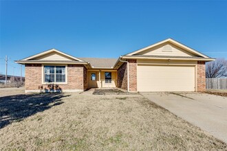 12121 NW 7th St in Yukon, OK - Building Photo - Building Photo